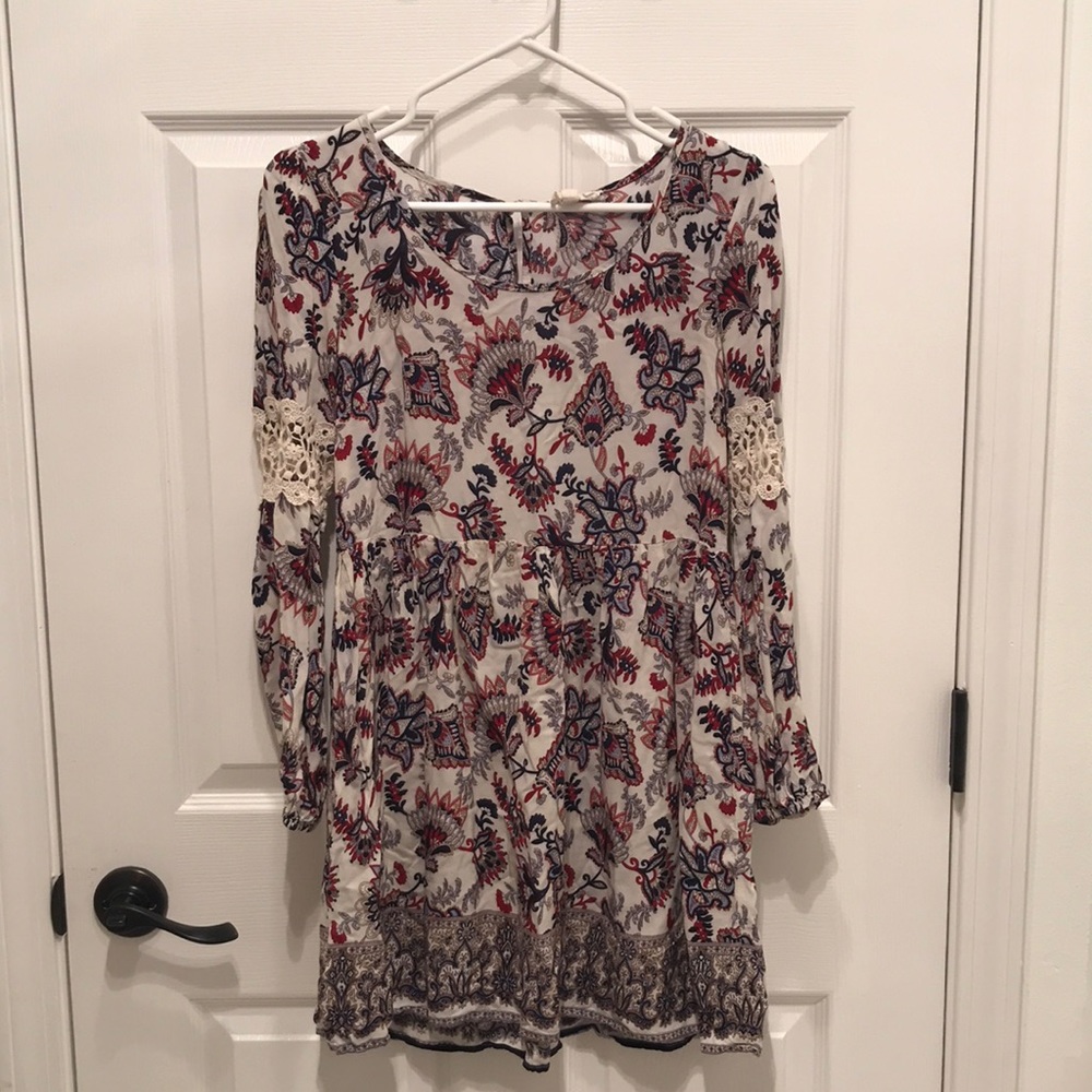 Long sleeve dress with lace detail on sleeve